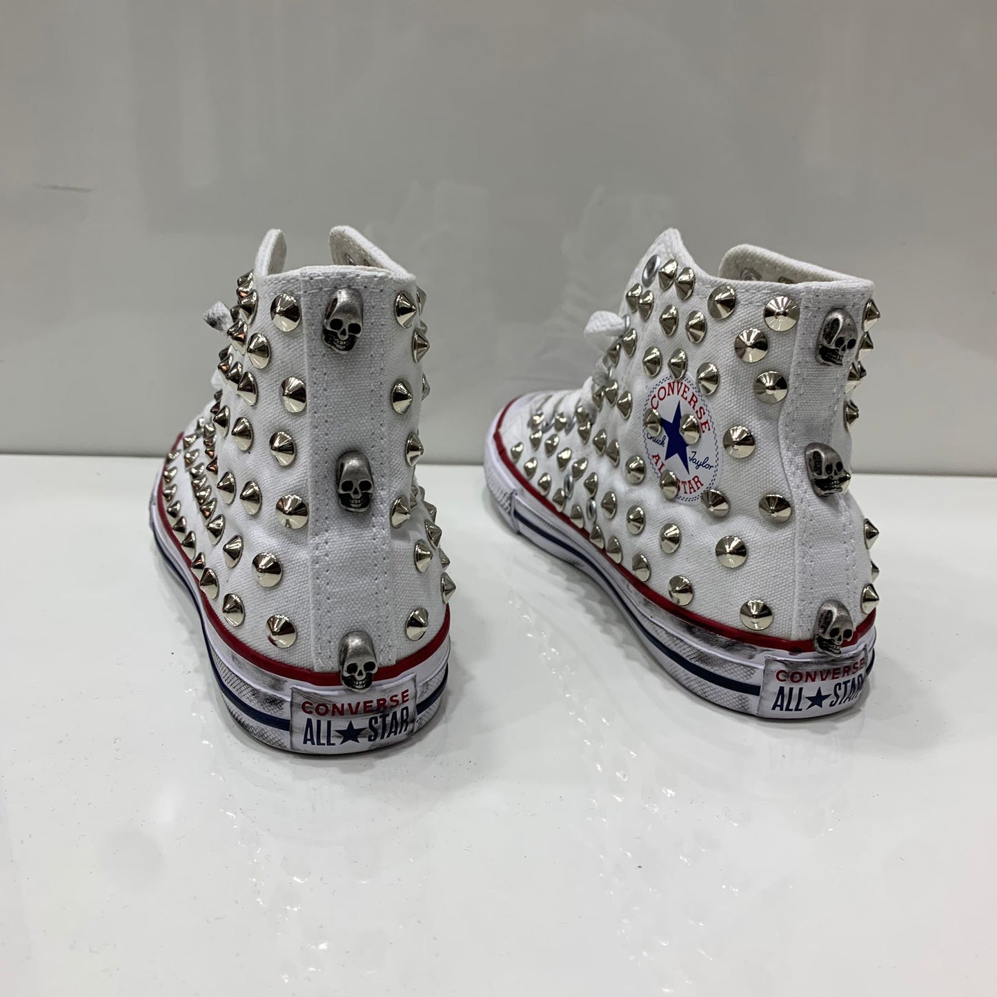 Converse Bianche All Star Alte personalizzate con Argento Effetto Sporco Teschi
