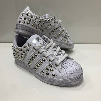 Adidas Superstar Bianche personalizzate con borchie argento effetto sporco