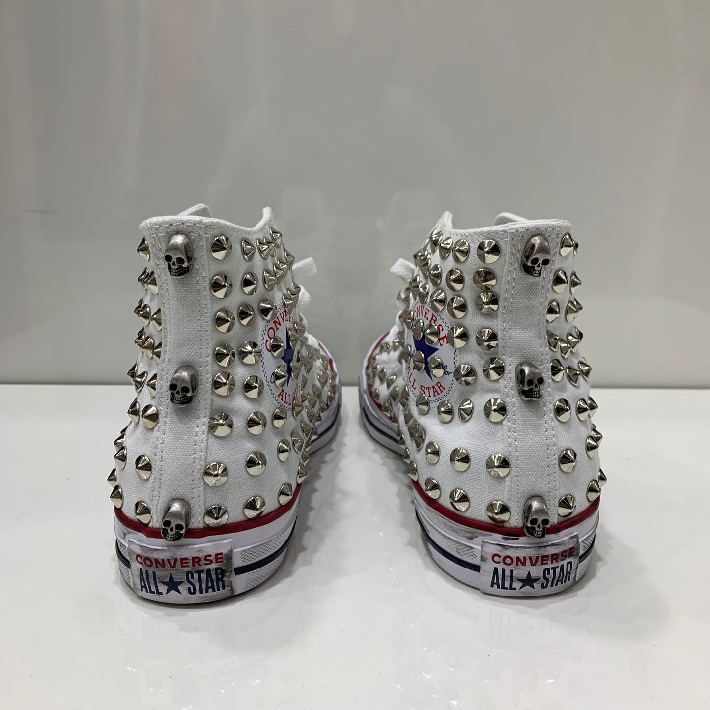 Converse Bianche Alte all star personalizzate con Borchie Argento Teschi Effetto Sporco