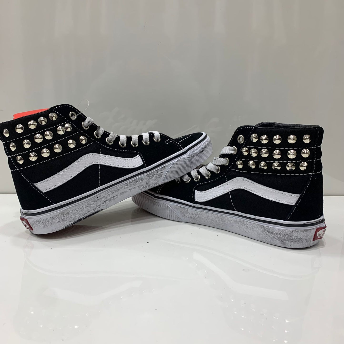 Vans Sk8 personalizzate con borchie argento effetto sporco Occhielli