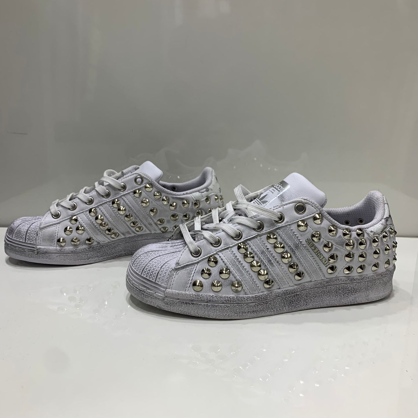 Adidas Superstar Bianche personalizzate con borchie argento effetto sporco