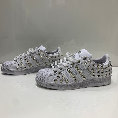 Adidas Superstar Bianche personalizzate con borchie argento effetto sporco