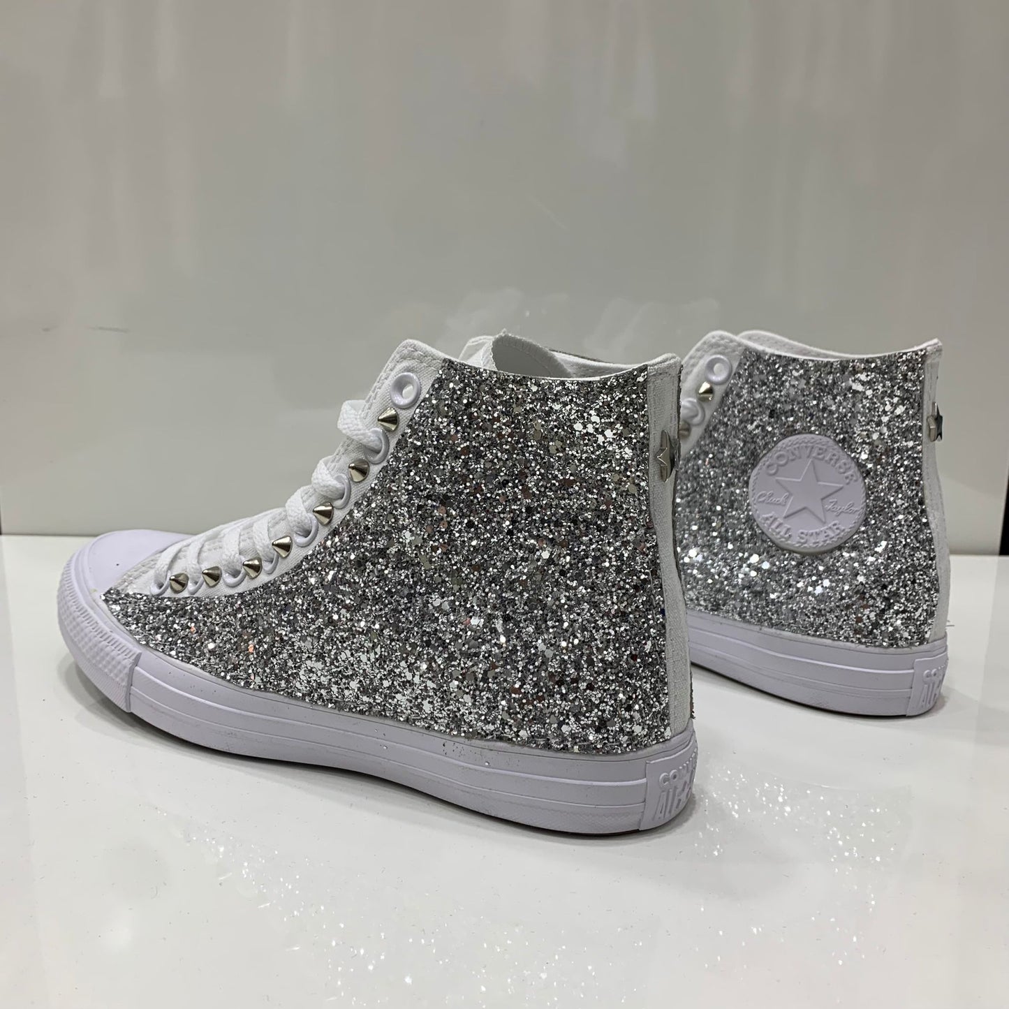 Converse All star Monochrome Bianche Alte personalizzate con tessuto Glitter Borchie Argento Stelle